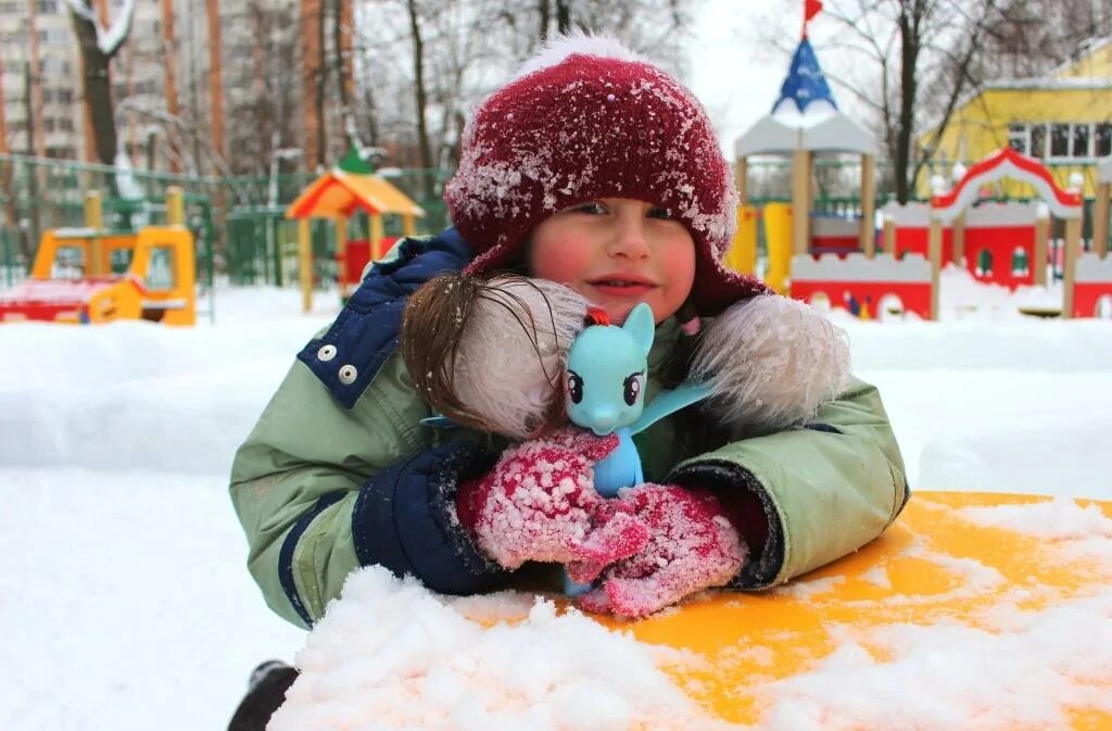 Зимой можно играть. Дети зимой. Дети зима улица. Игры зимой. Зимние развлечения на улице.