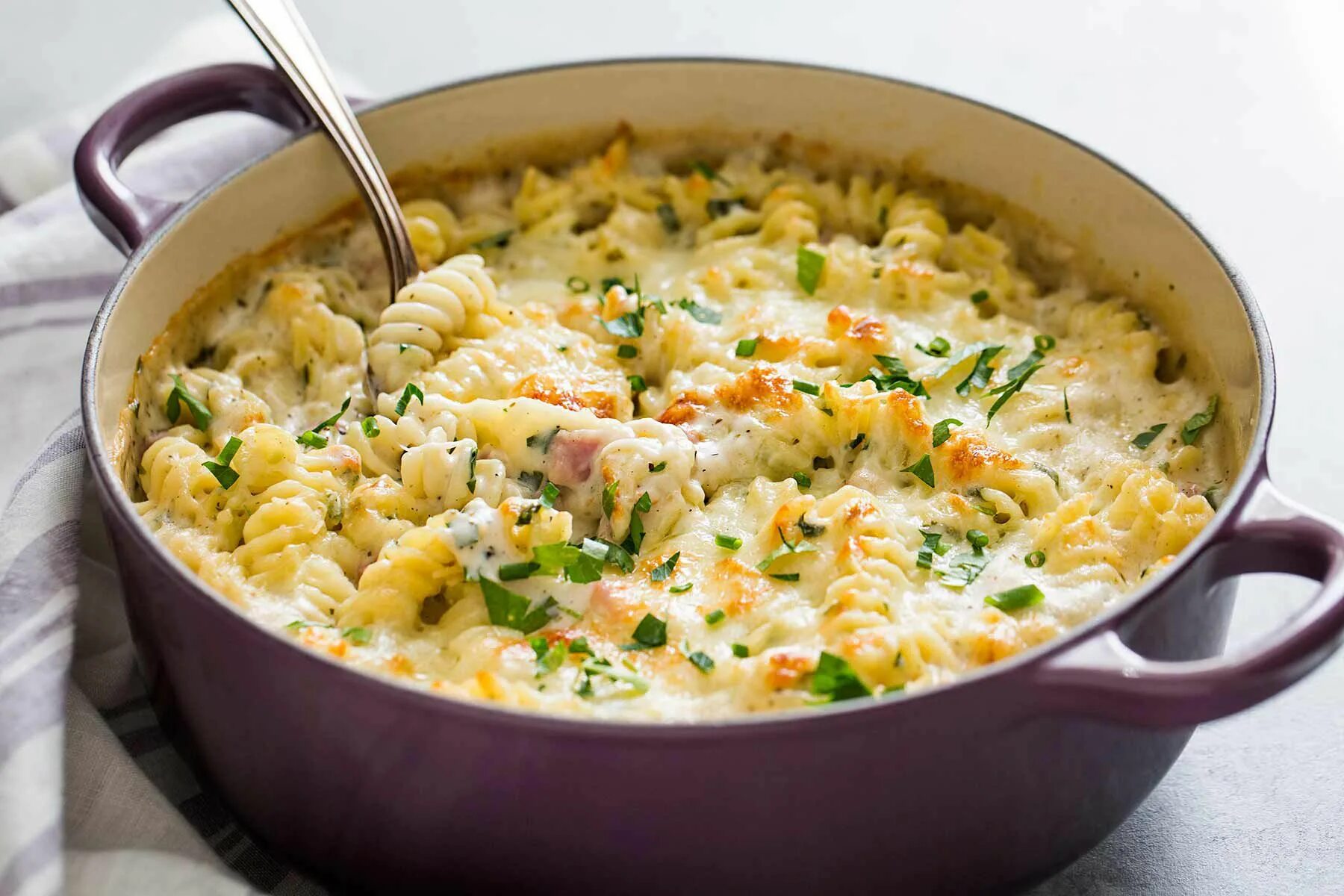 Макароны в духовке с яйцом и молоком. Макароны с яйцом и сыром. макароны июс яйцом и сыром. макароны запеченные с яйцом. вермишель с яйцом.