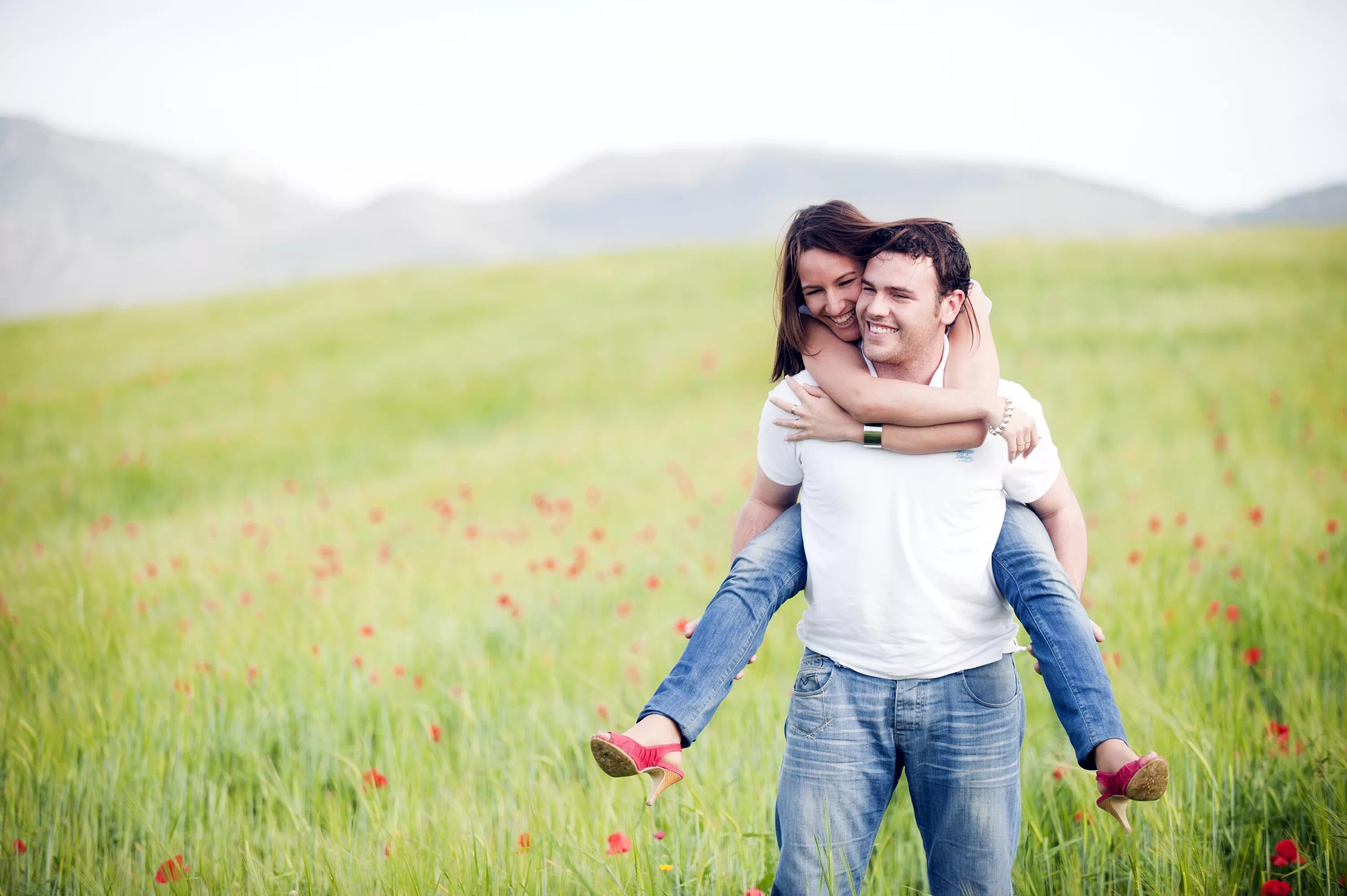 Natural couple. Счастливые влюбленные. Фотосессия пары. Молодая пара. Влюбленные пары.