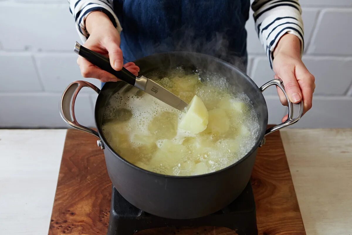 Картошкой воду сливают. Кастрюля варится. Вареная картошка в кастрюле. Картофель в кипящей воде. Картошка в кастрюле с водой.