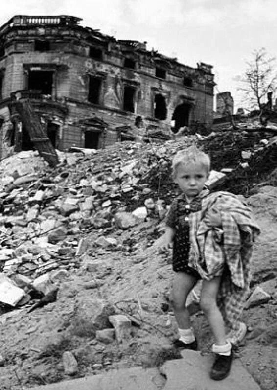 Связь страха и ужаса с войной. Дети войны. Разрушенные города во время Великой Отечественной войны. Мать и ребенок в разрушенном доме.