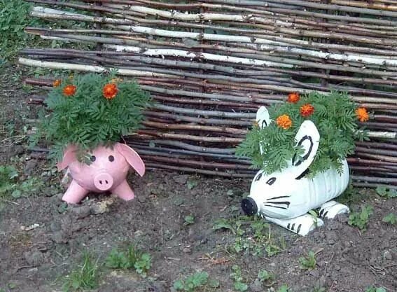 Поделки из 5 литровых пластиковых. Фигурки из бутылок для сада. Поделки для дачи своими руками. Клумбы из пятилитровых бутылок. Клумбы из пластиковых бутылей.