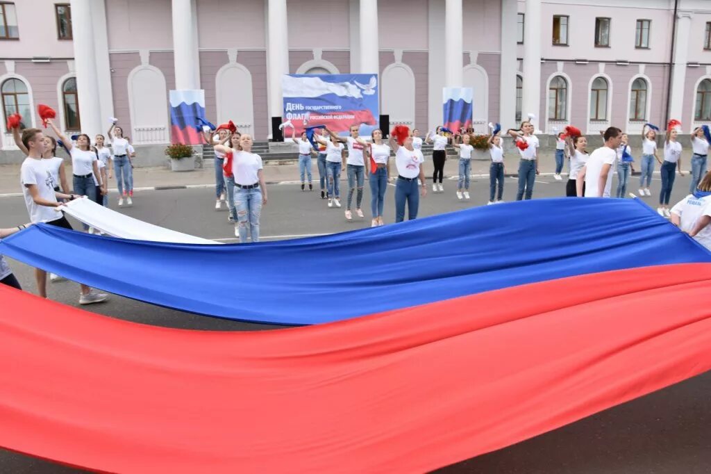 День государственного флага мероприятие в школе. Мероприятия с российским флагом. День флага мероприятие с родителями. День государственного флага мероприятия. Брендированные флаги на мероприятие.