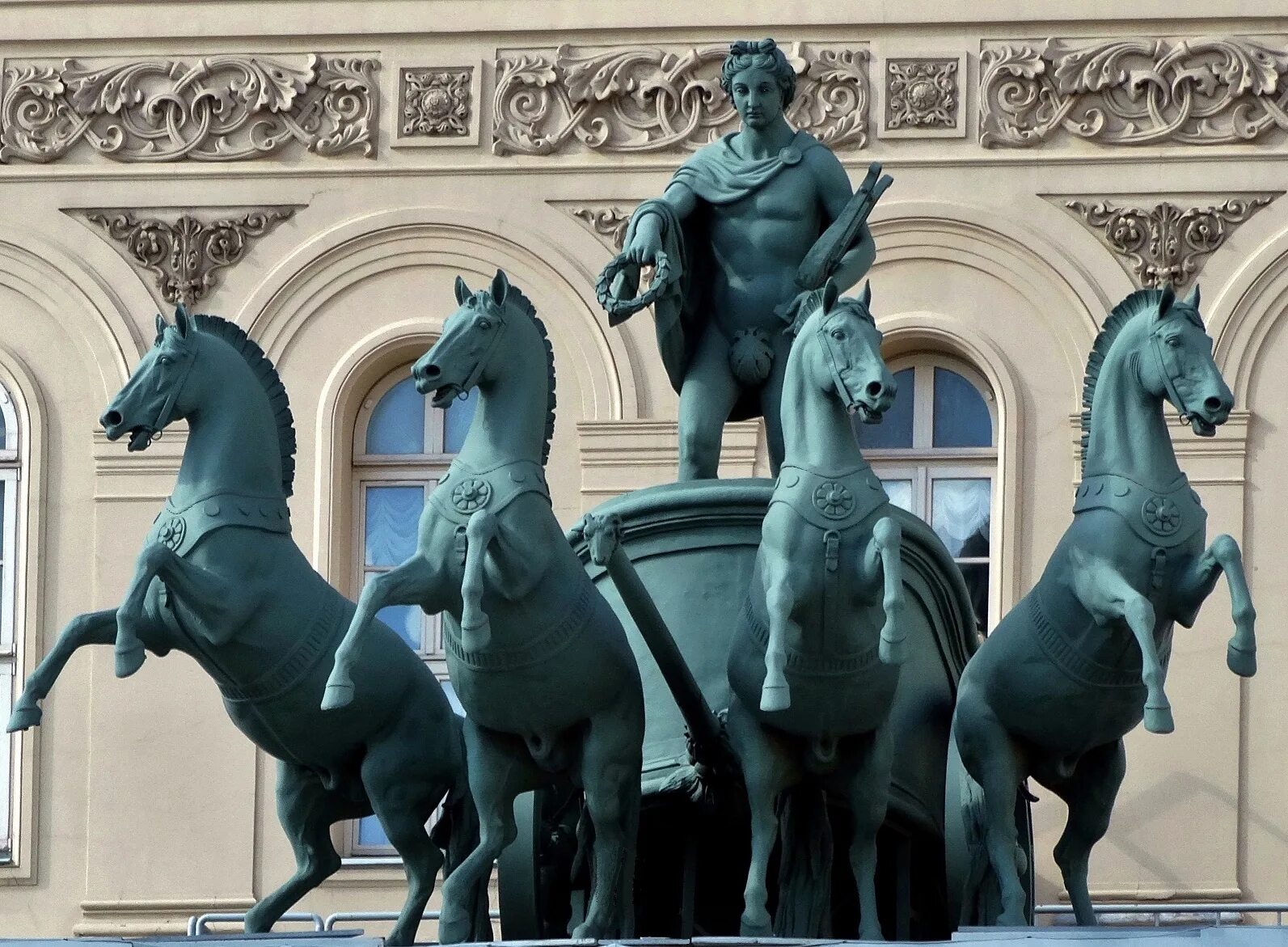 Horse moscow. Большой театр Квадрига Аполлона. Квадрига Аполлона на большом театре в Москве. Статуя Аполлона на большом театре в Москве.
