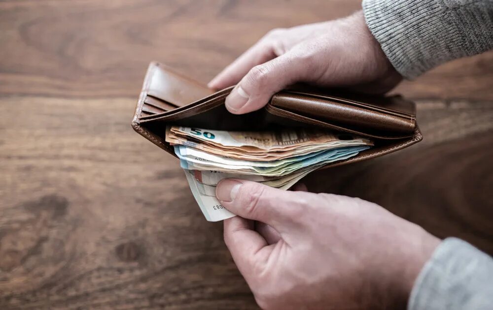 Деньги и ключи от машины. Ценообразование иллюстрация. Оплата счетов. Деньги за границу. Деньги зарплата.