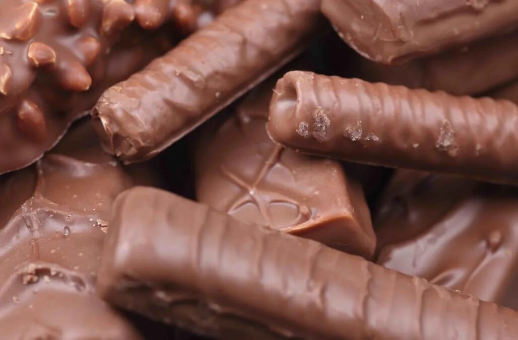 Шоколад во время поста. Шоколадные батончики. Шоколад батончик. Шоколадные батончики Эстетика. Много шоколадных батончиков.