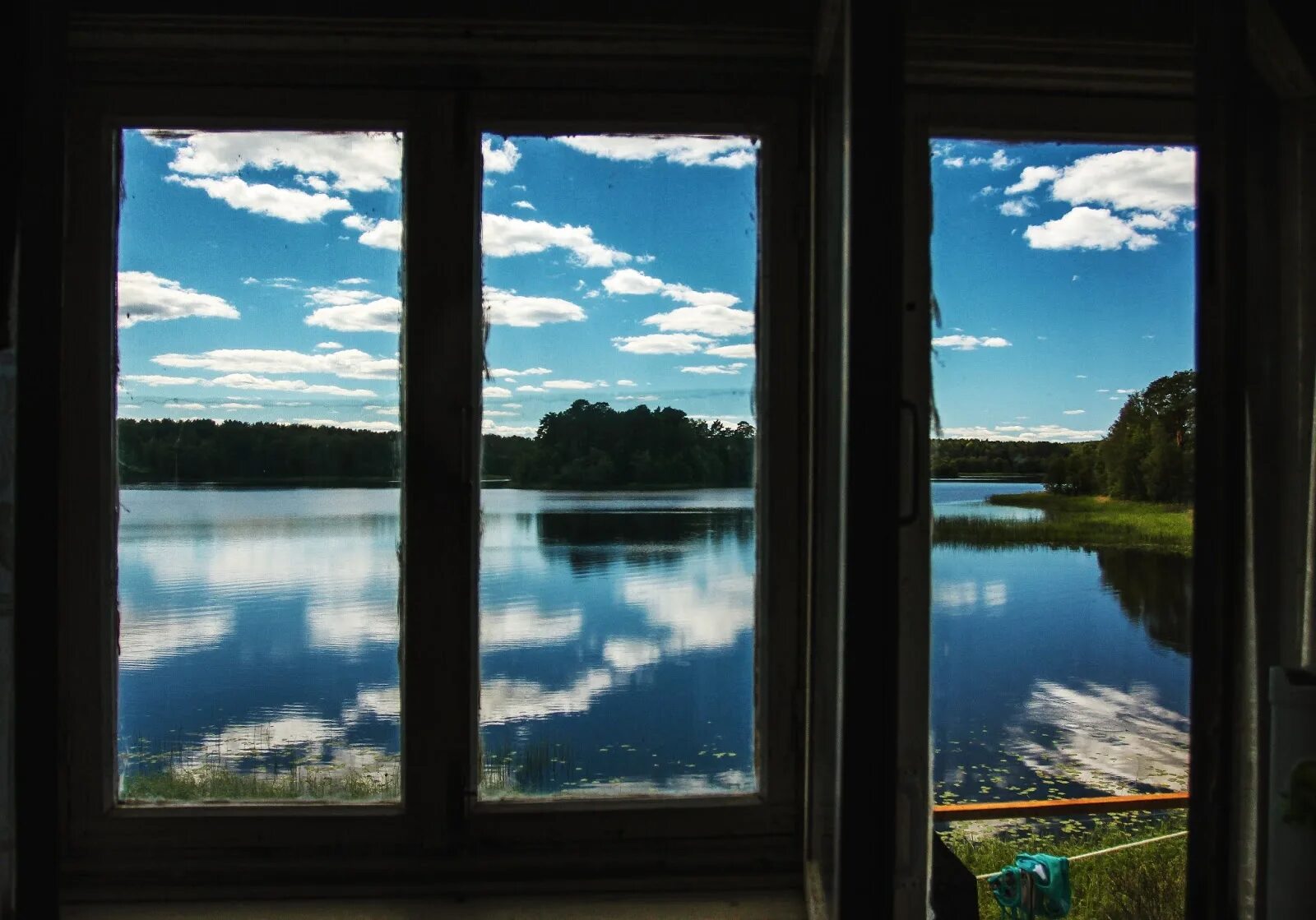 Окно в окне на андроид. Окно с красивым видом. Вид из окна на реку. Красивые окна. Виды окон.