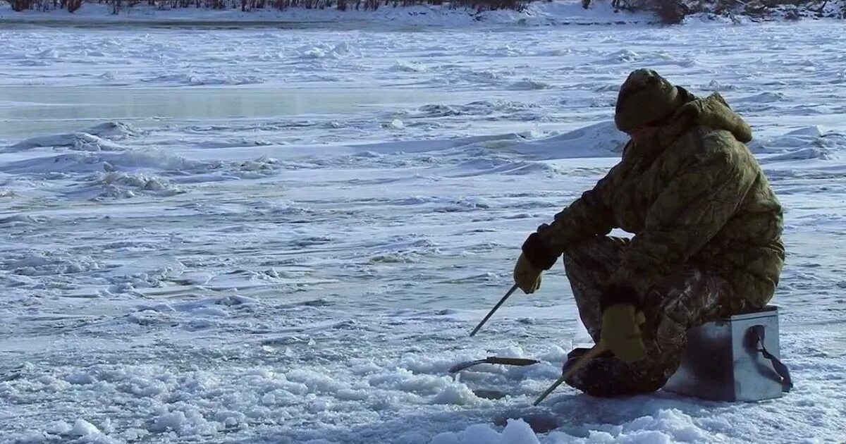 Подледный лов рыбы. Рыбалка зимой. Рыбак зимой. Зимняя рыбалка на Амуре. Зимняя рыбалка на льду.