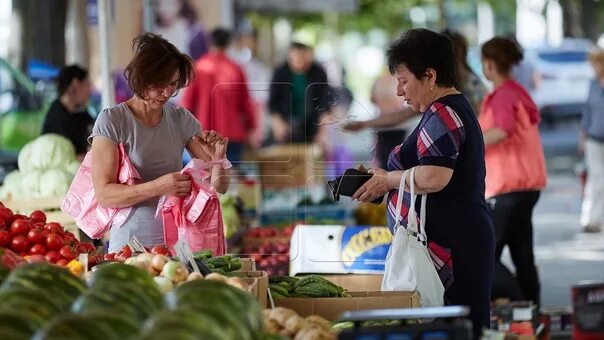 Торговля на рынке. Продавец на рынке. Продуктовый рынок. На рынке.