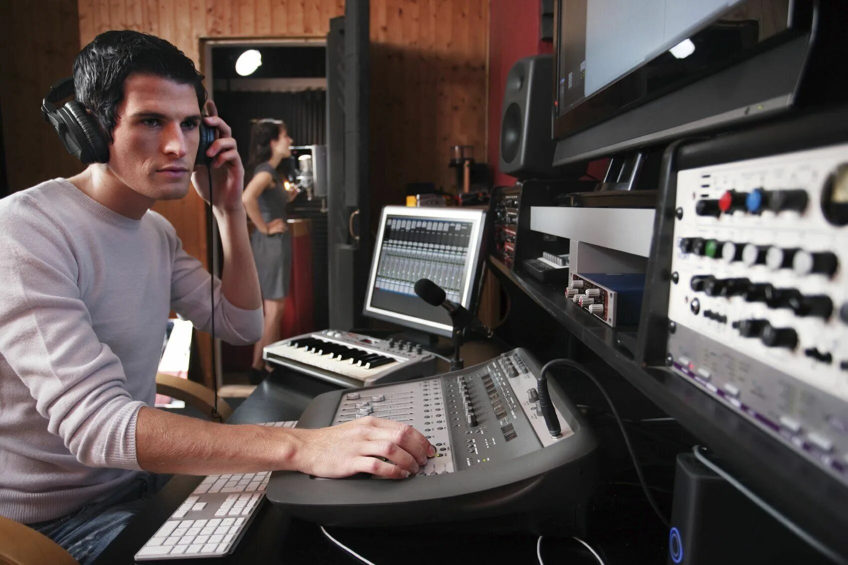 Recording. Звуковой рекордер приложение. Студия бродкастинг. Студия звукозаписи fl studio. Студийный микрофон.