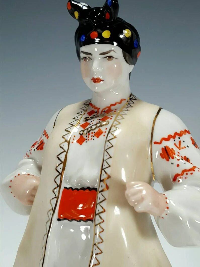Фарфор киев. Одарка. статуэтка одарка киев. одарка и карась статуэтки. одарка и дьяк.