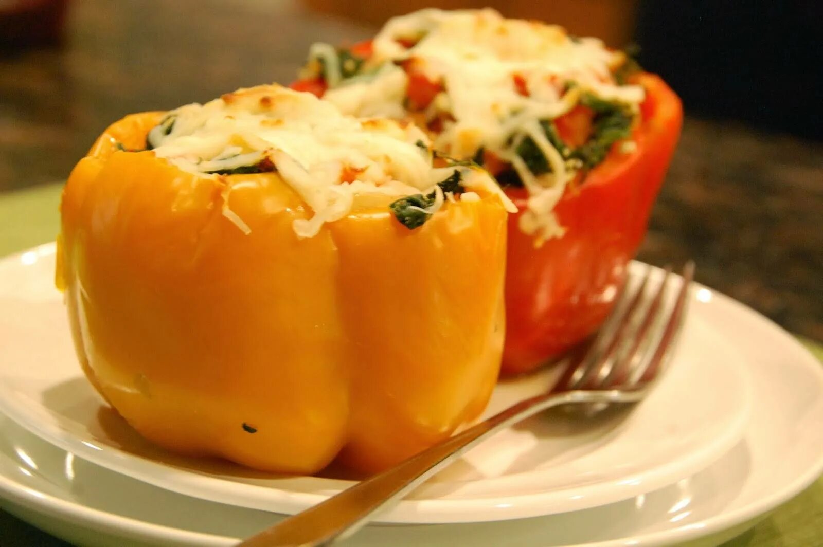 Печеный перец фаршированный брынзой. Перцы фаршированные мясом с сыром. Перец фаршированный сыром. Запеченный перец с сыром. Ттк фаршированный болгарский перец фаршированный.