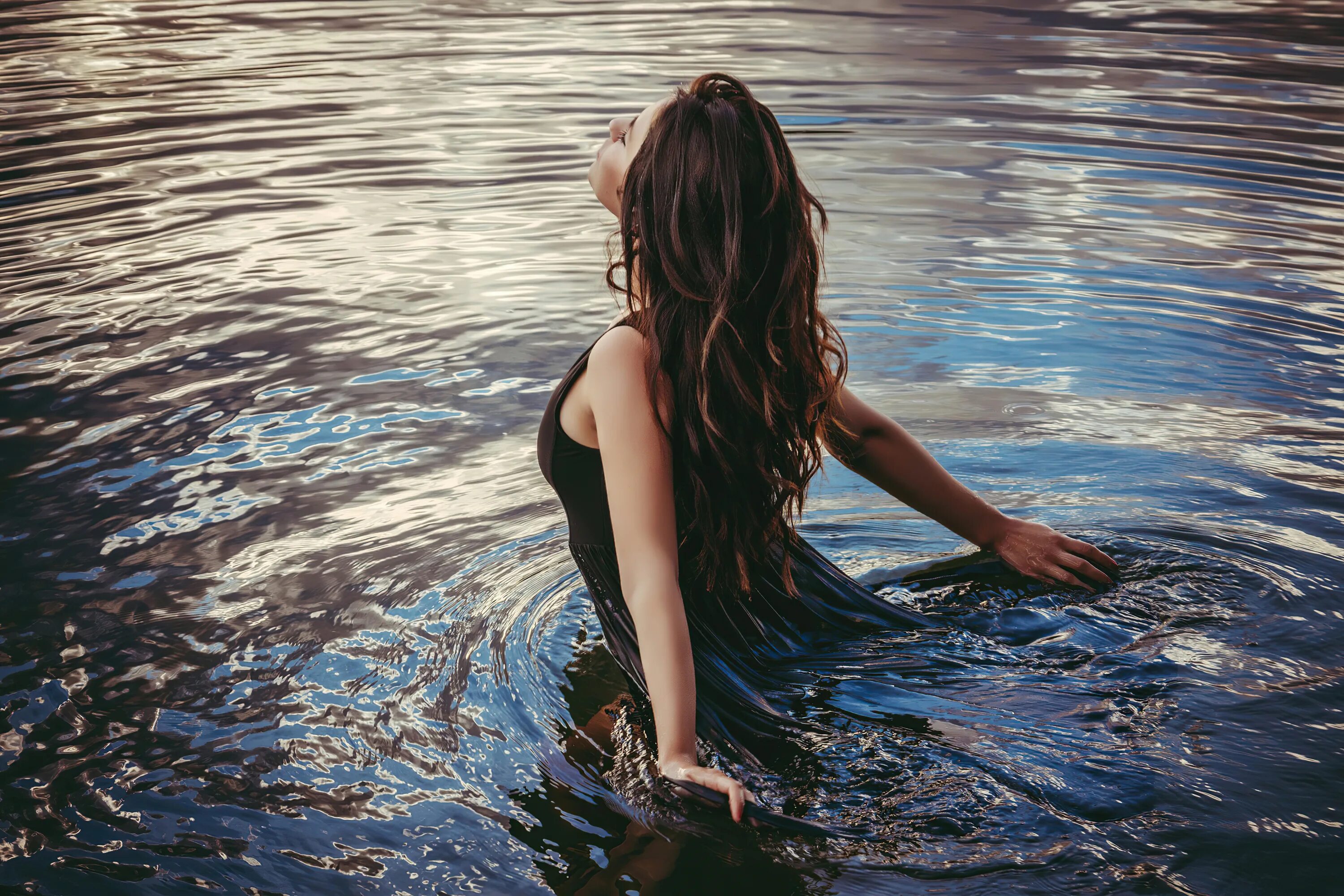 Фотосессия в воде. Фотосессия в воде в платье. Девушка в воде. Девушка у реки. Красивые девушки река