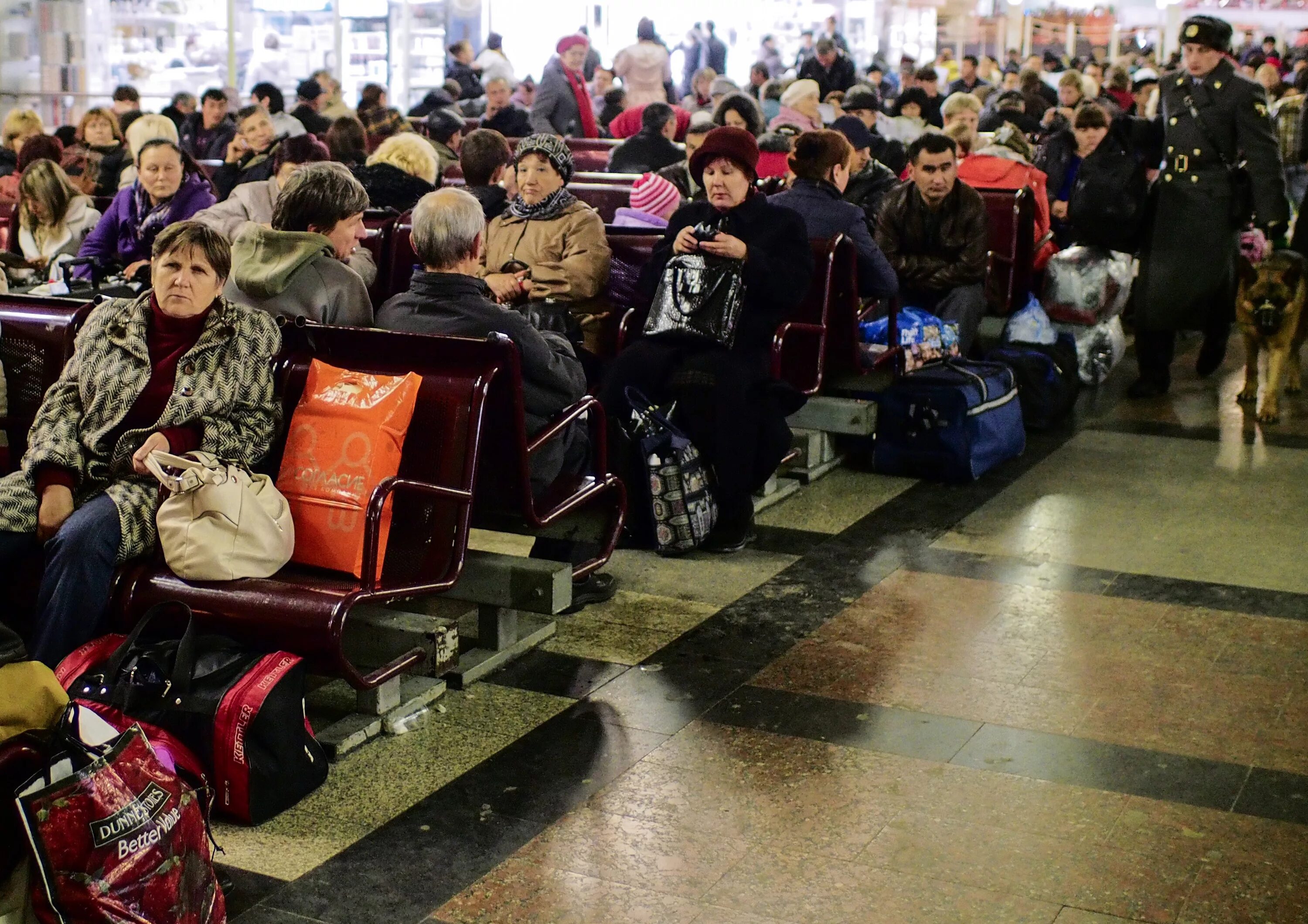 Казанский вокзал зал ожидания. Люди на вокзале. Пассажиры в зале ожидания. Залы ожидания на вокзале.