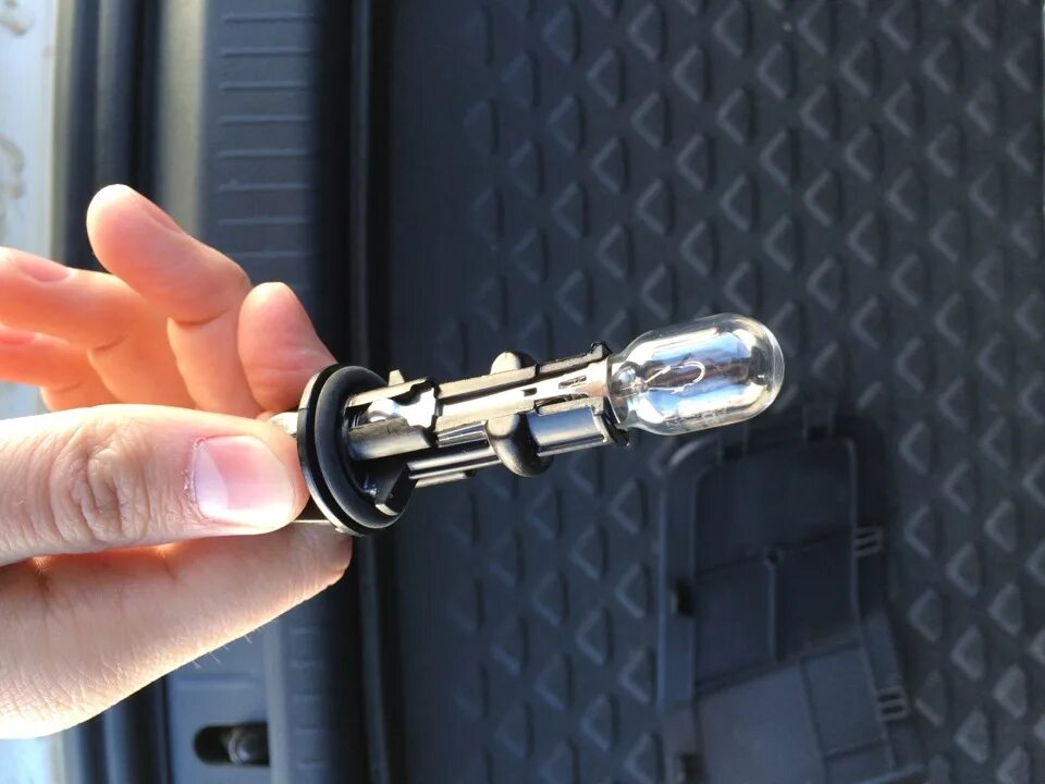 Лампочка задних габаритов vw golf 6. Лампа заднего хода гольф 6. Лампа заднего хода гольф 6. Лампа заднего хода туарег 2008. Лампа заднего хода фольксваген гольф.