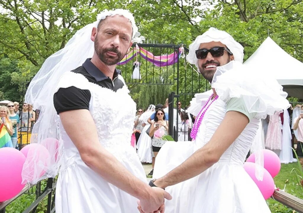 Два мужика в платьях. Двое мужчин и одна женщина. Нико торторелла и бетани. Два мужика в платьях. Мужчина и женщина в вечерних нарядах.