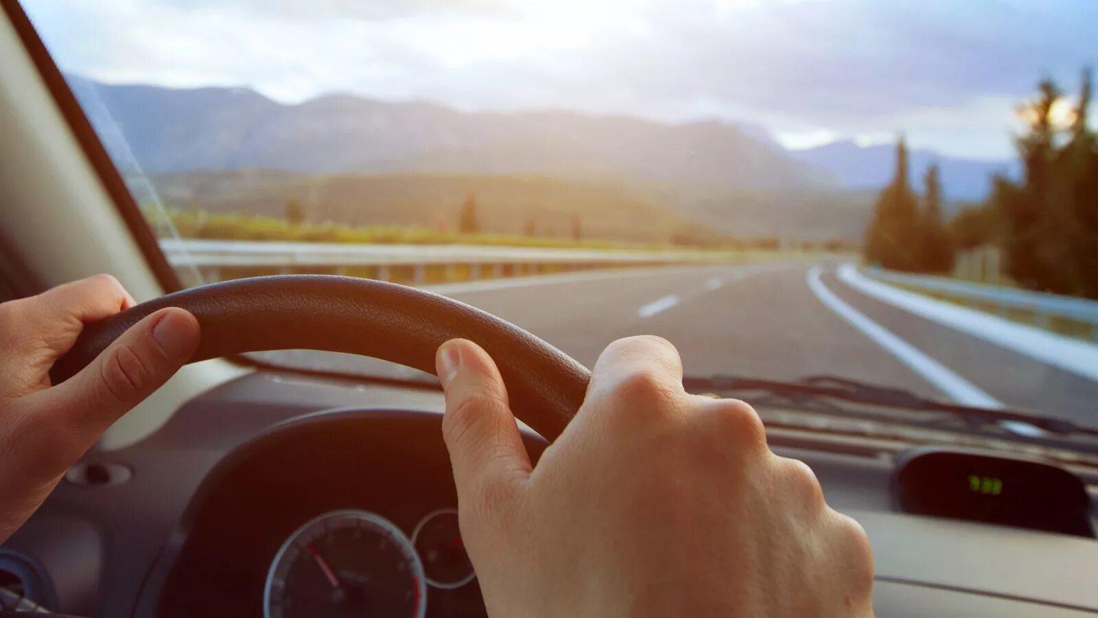 Окно автомобиля. Вид из машины на дорогу. Руль машины. Вид за рулем машины. Вид из салона автомобиля.