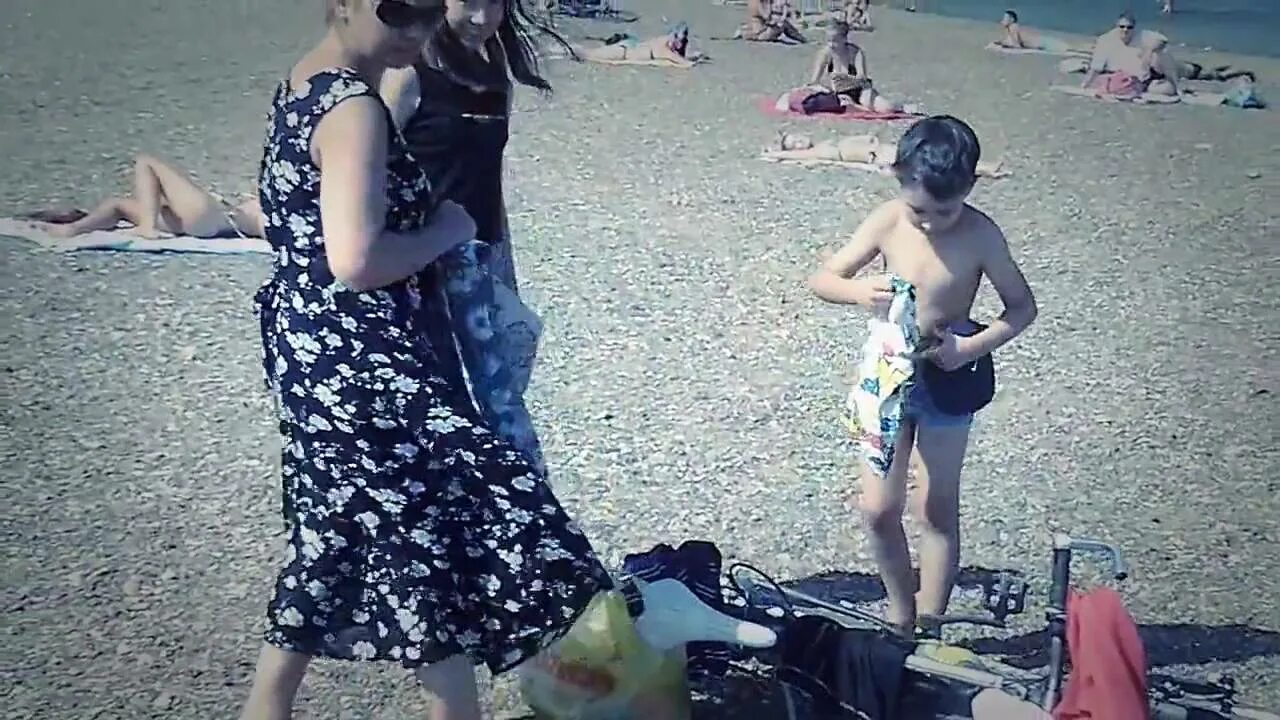 Первоклассницы на пляже. Купальник для девочки. Девочку переодевают на пляже. Переодевание на рынке. Детей переодевают на море.