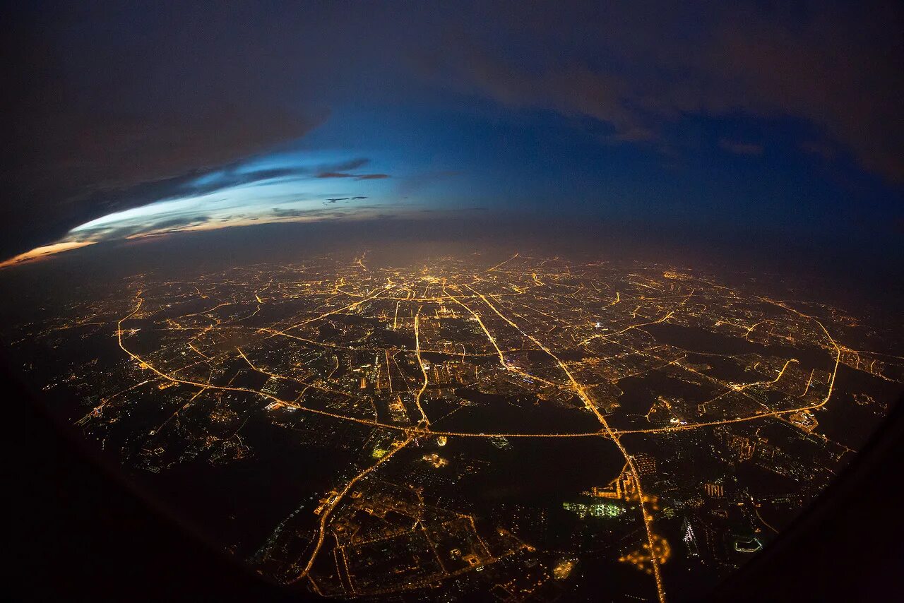 Московский наблюдать. Ночная Москва с высоты птичьего полета. Москва ночью с высоты птичьего полета. Вид ночной Москвы из самолета. Ночная Москва вид с самолета.