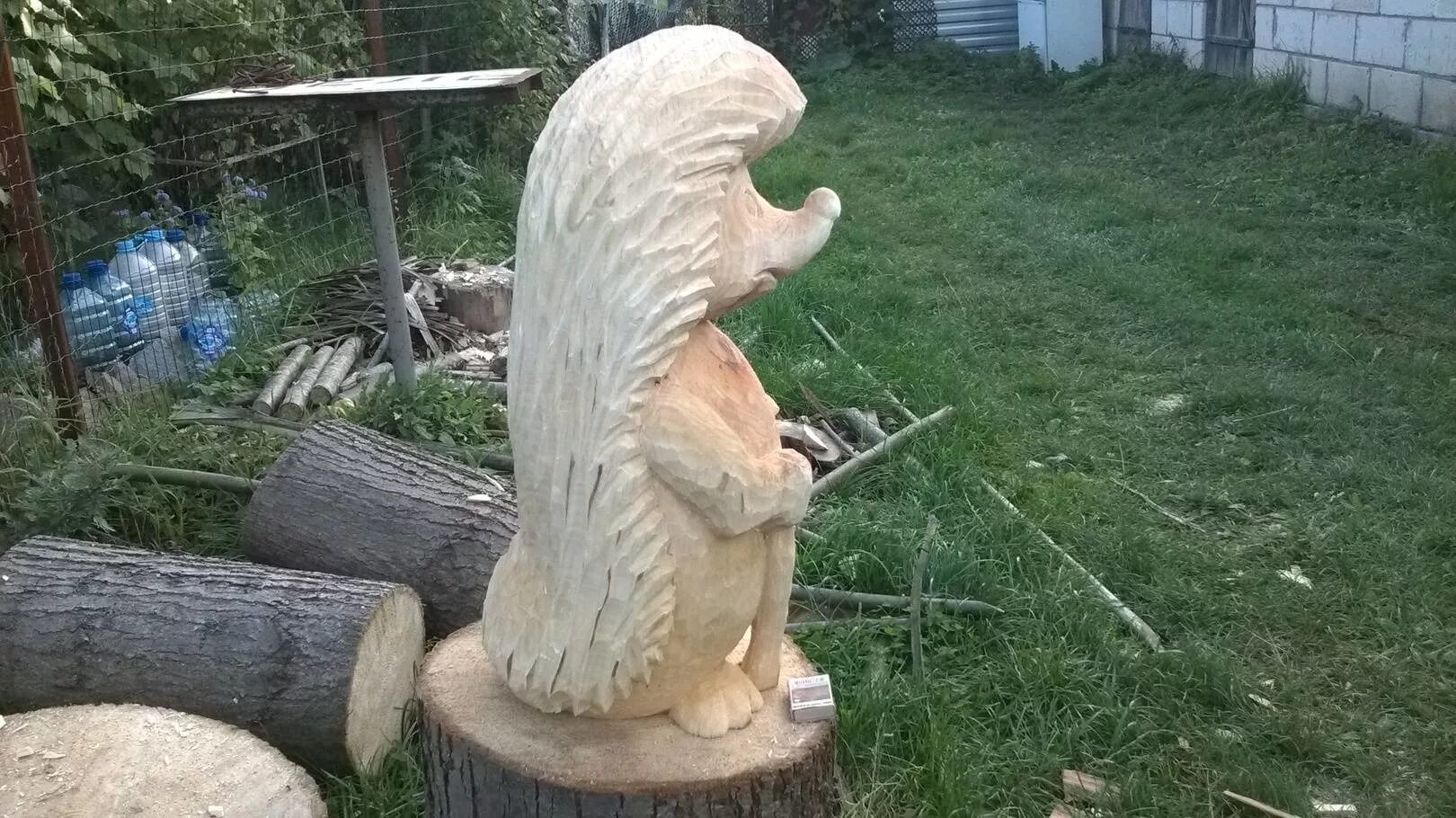 Деревянные фигуры из бревна. Вырезаем из бревна. Резка по дереву бензопила. Медведь из дерева. Резьба на стволе дерева.