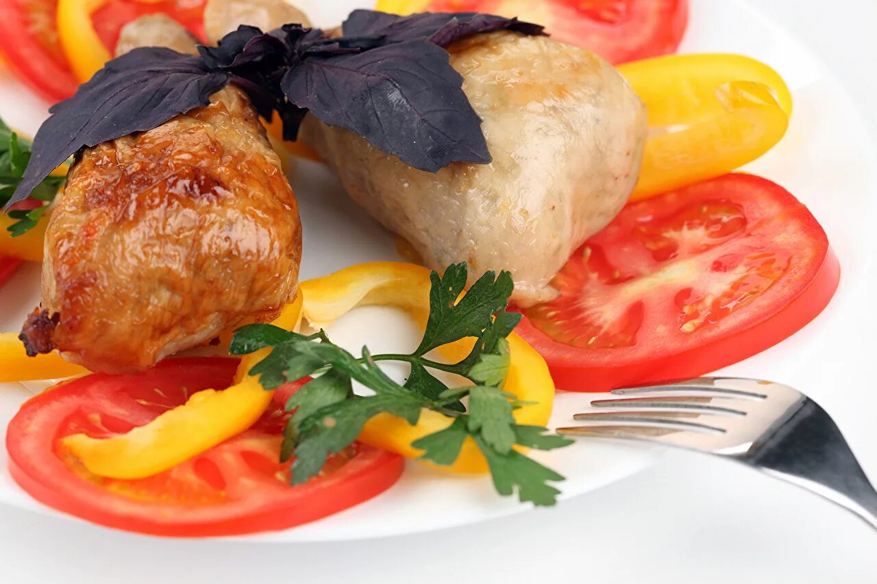 Перец с курицей в духовке. Куриное филе запеченное с овощами. Острая курочка. Запеченная курица в перцах. Запеченная курица в перцах.