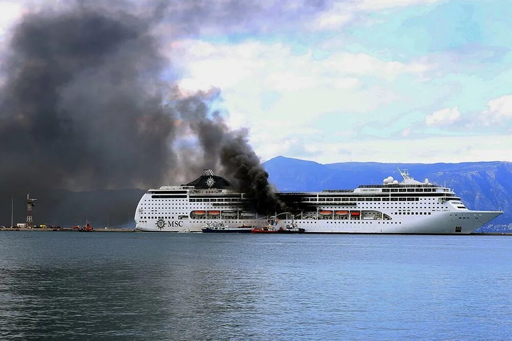 Где горит лайнер. Msc lirica круизный лайнер. корабль msc lirica. круизный лайнер в порту греции. корфу круизный корабль.