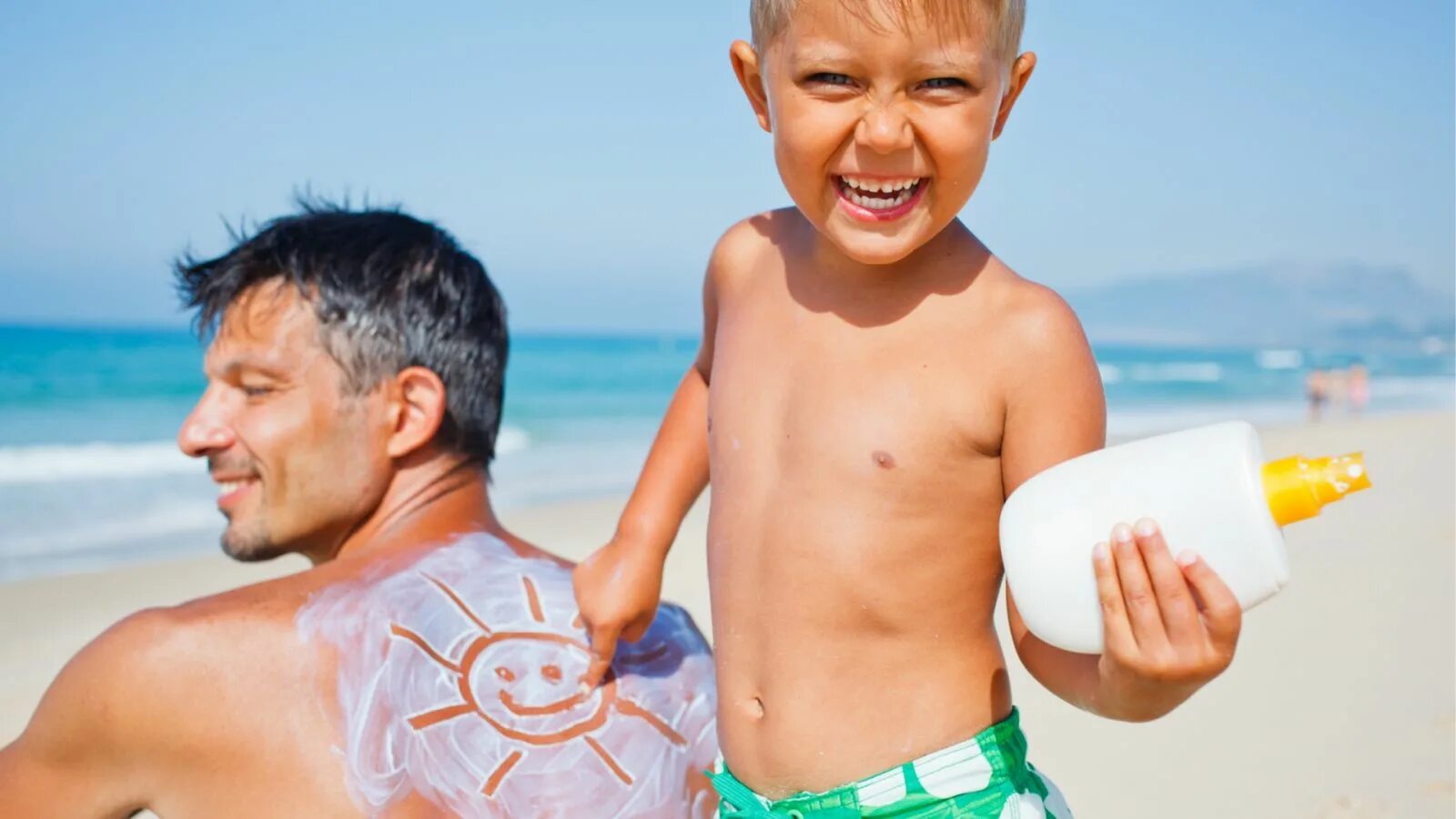 Дети песок море. Детки загорают. Загорелый малыш. Малыш загорает. Загорелый малыш.