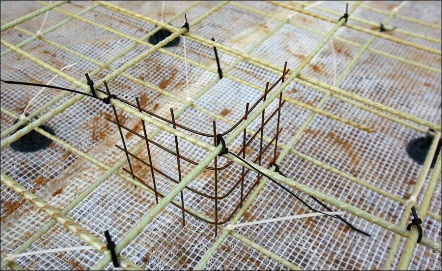Можно ли использовать стеклопластиковую арматуру для фундамента. Стеклопластиковая сетка для фундамента. каркас арматуры для плиты фундамента 10х10. лягушки для композитной арматуры. перевязка композитной арматуры.