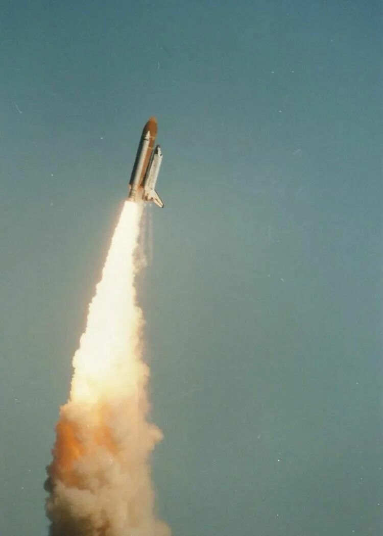 Шаттл челленджер 1986 экипаж. Шаттл челленджер катастрофа. Катастрофа шаттла челленджер 1986. Шаттл челленджер 1986. Катастрофа шаттла челленджер 1986.