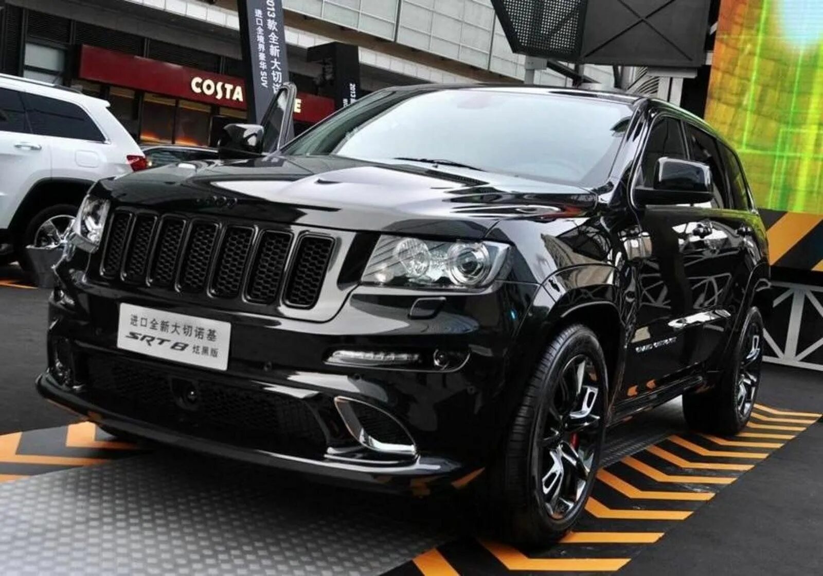 Черная с большими формами. Jeep Grand Cherokee 2012 Black. Jeep Grand Cherokee srt8 Black. Jeep Grand Cherokee srt 2013 черный. Авто Гранд Чероки СРТ 8.