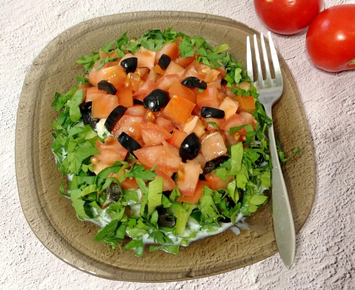 Вкусные салаты бюджетный вариант. Салаты простые и вкусные. Салаты с зеленью на праздничный стол. Бюджетные салаты. Салаты на скорую руку.