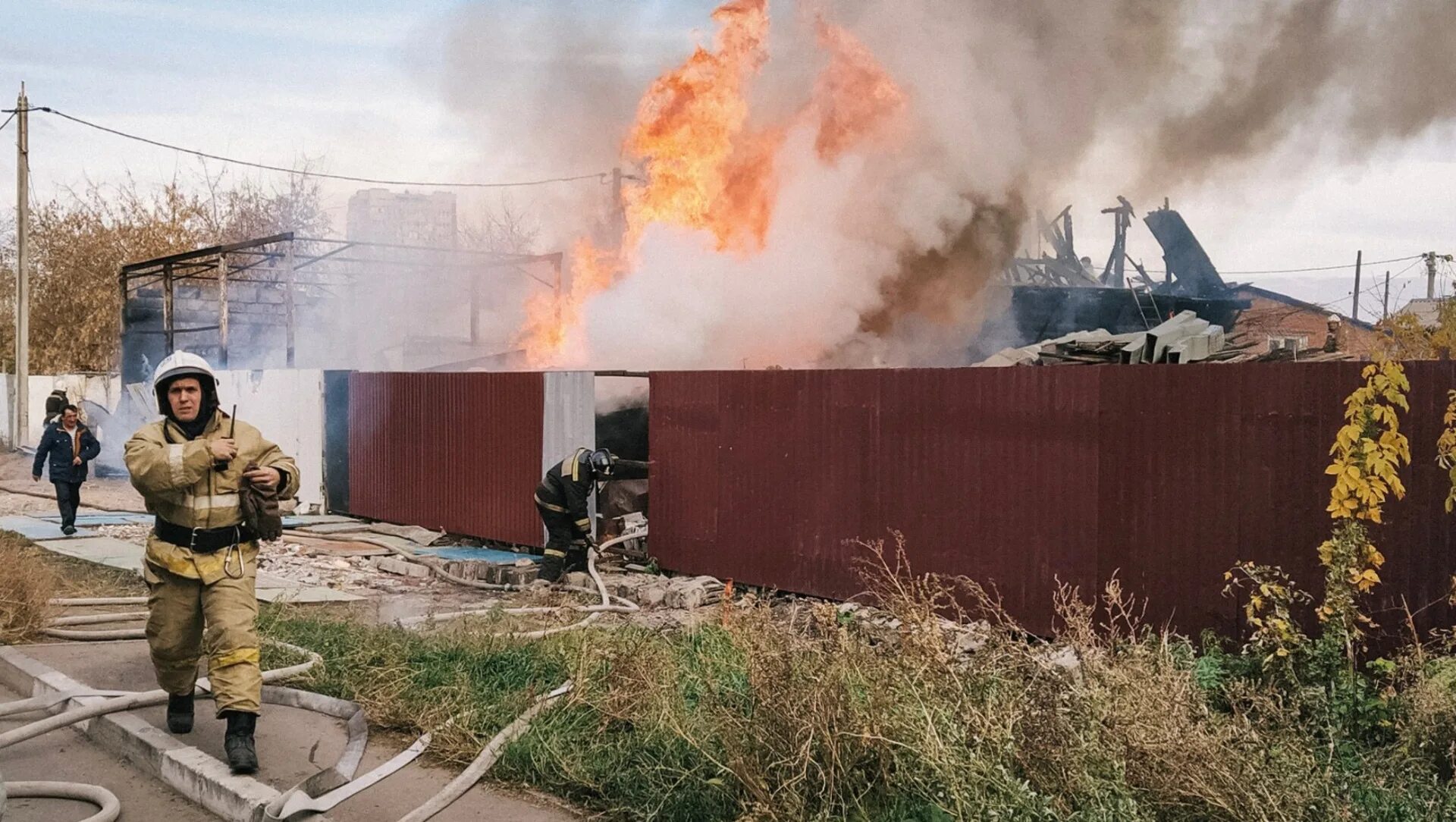 Пожар в здании. Пожар екатеринбург сейчас е1. Пожар на уралмаше. Горящий дом ночью. Е1 екатеринбург происшествия пожар.