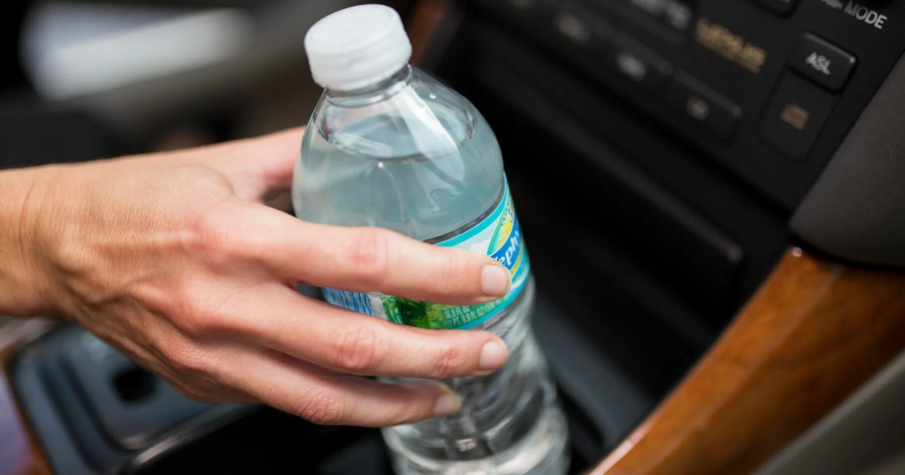 Бутылка для воды. Бутылка воды в руке. Бутылка воды в машине. Бутылка воды в салоне авто. Почему нельзя оставлять бутылки на столе