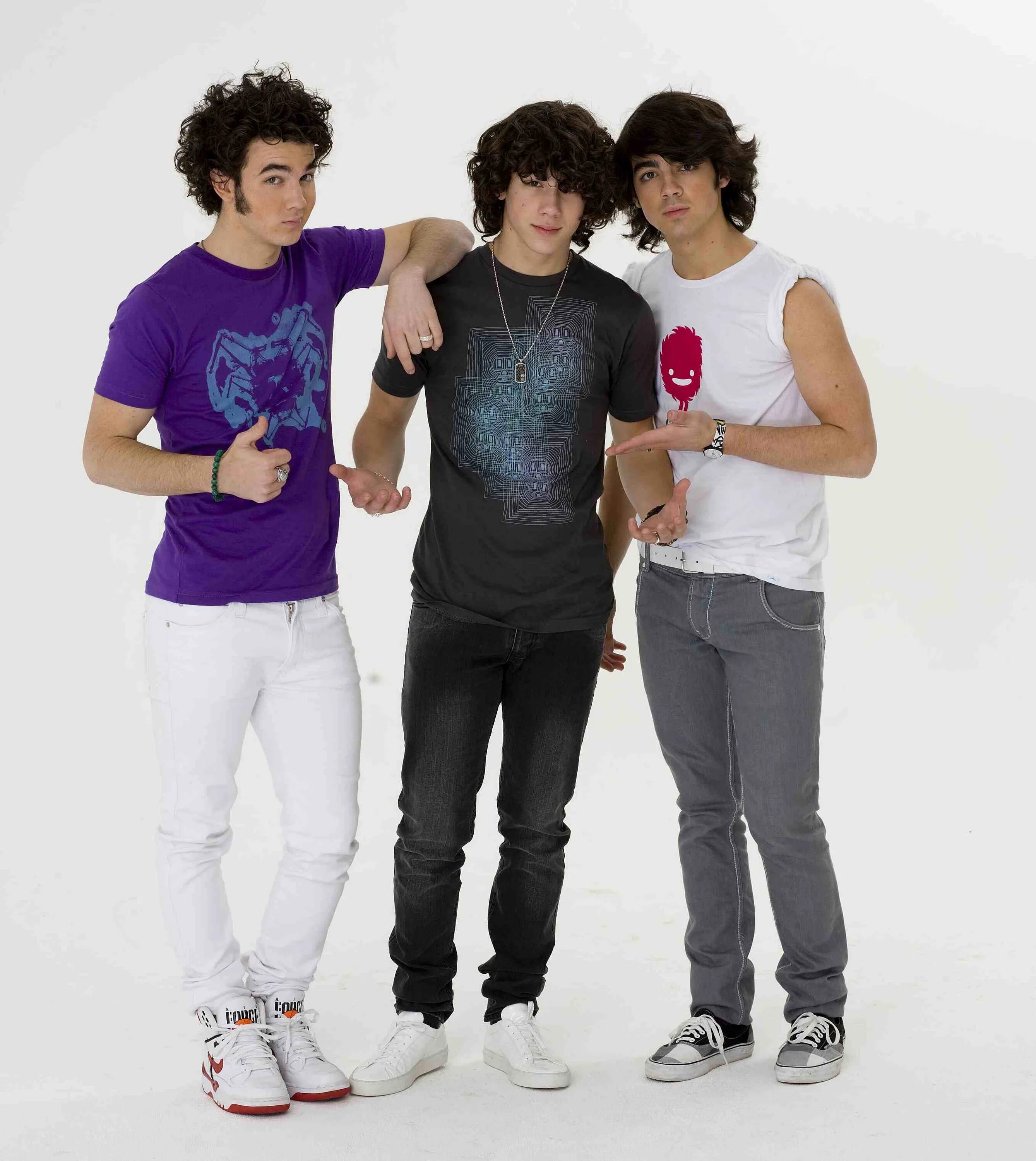 Because we are brothers. Jonas brothers. Братья Джонас 2009. Джонас бразерс поют. Безумные фанатки Джонас бразерс.