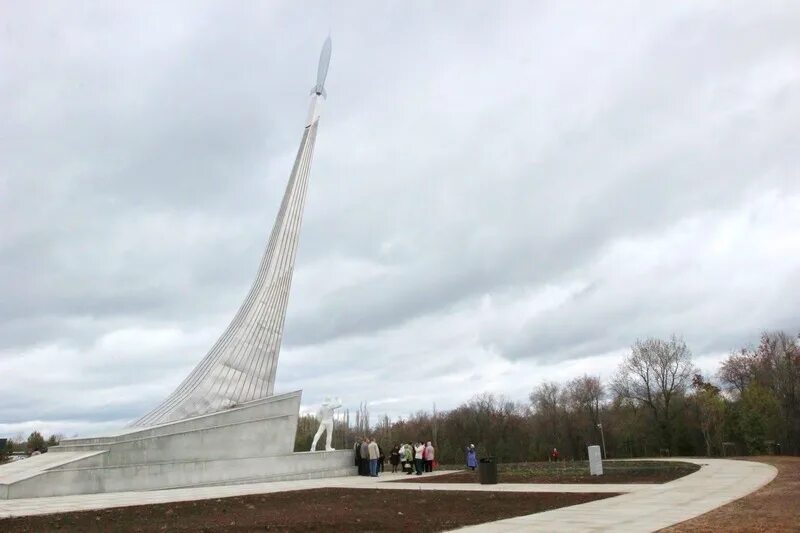 Парк покорителей энгельс. Парк покорителей космоса в Энгельсе. Парк приземления Гагарина Энгельс. Парк покорителей космоса Саратов Гагарин. Парк покорителей космоса в Саратовской области.