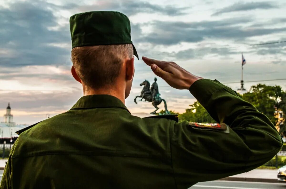 Что бывает военным. Военный отдает честь. Воинское Приветствие. Отдать честь. Солдаты России.