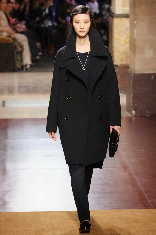 Пальто оверсайз 2022. Черное пальто. Чёрное пальто женское оверсайз. Черное пальто оверсайз. Зимнее пальто какое число