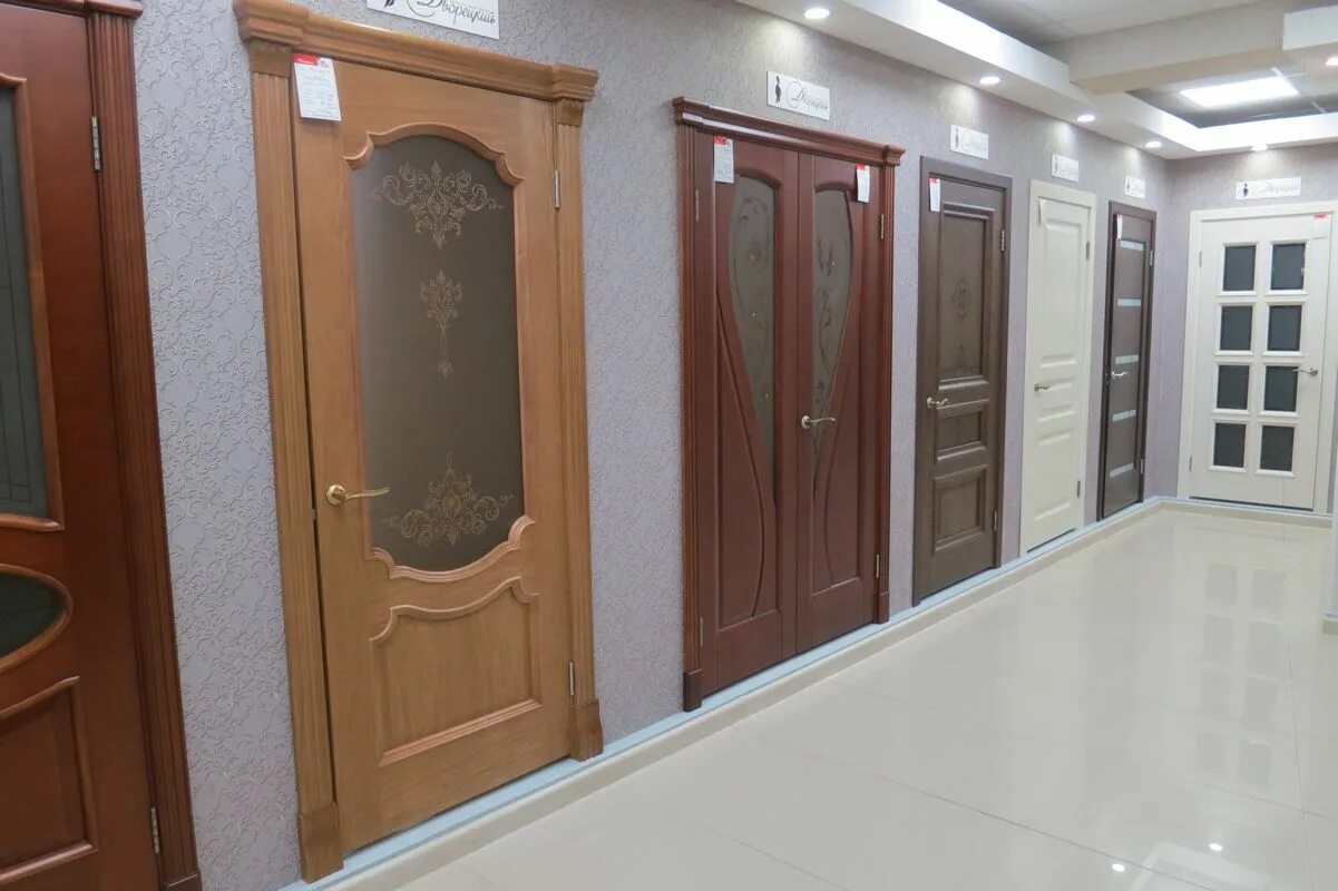 входные двери в интерьере. деревянные двери в интерьере. мастер дом двери. дверной блок межкомнатный 700х2100. мастер дом двери.