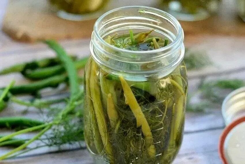 Маринованный стручковый фасоль на зиму рецепты. Маринованная спаржевая фасоль. маринованные спаржевая фасоль. маринованные травы. маринованные стручки фасоли.