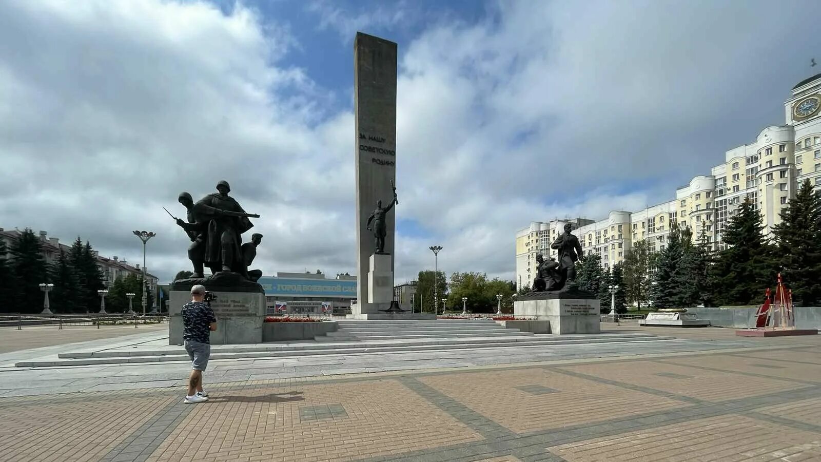 Площадь починка. Площадь партизан брянск. памятник освободителям брянска. достопримечательности города брянска площадь партизан. памятник партизанам в брянске.