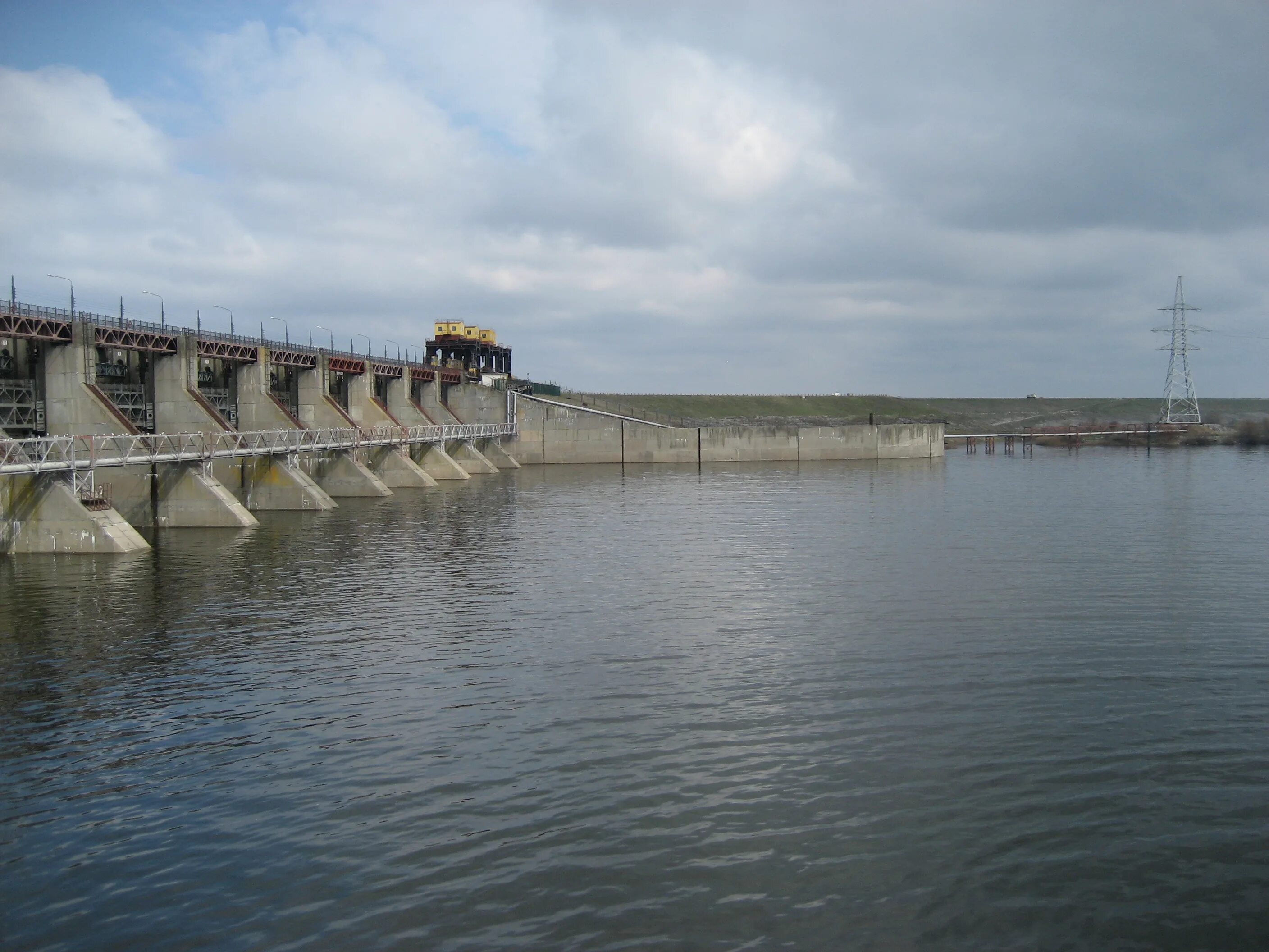 Сброс воды десногорское. Горьковское водохранилище Нижегородская ГЭС. Плотина Нижегородской ГЭС. Нижегородская ГЭС Заволжье. Плотина Горьковской ГЭС.