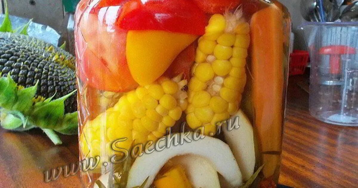 Рецепт овощного ассорти на зиму. Ассорти с кукурузой на зиму. ассорти в банках с кукурузой на зиму. маринованное ассорти с кукурузой. пикули с кукурузой на зиму.