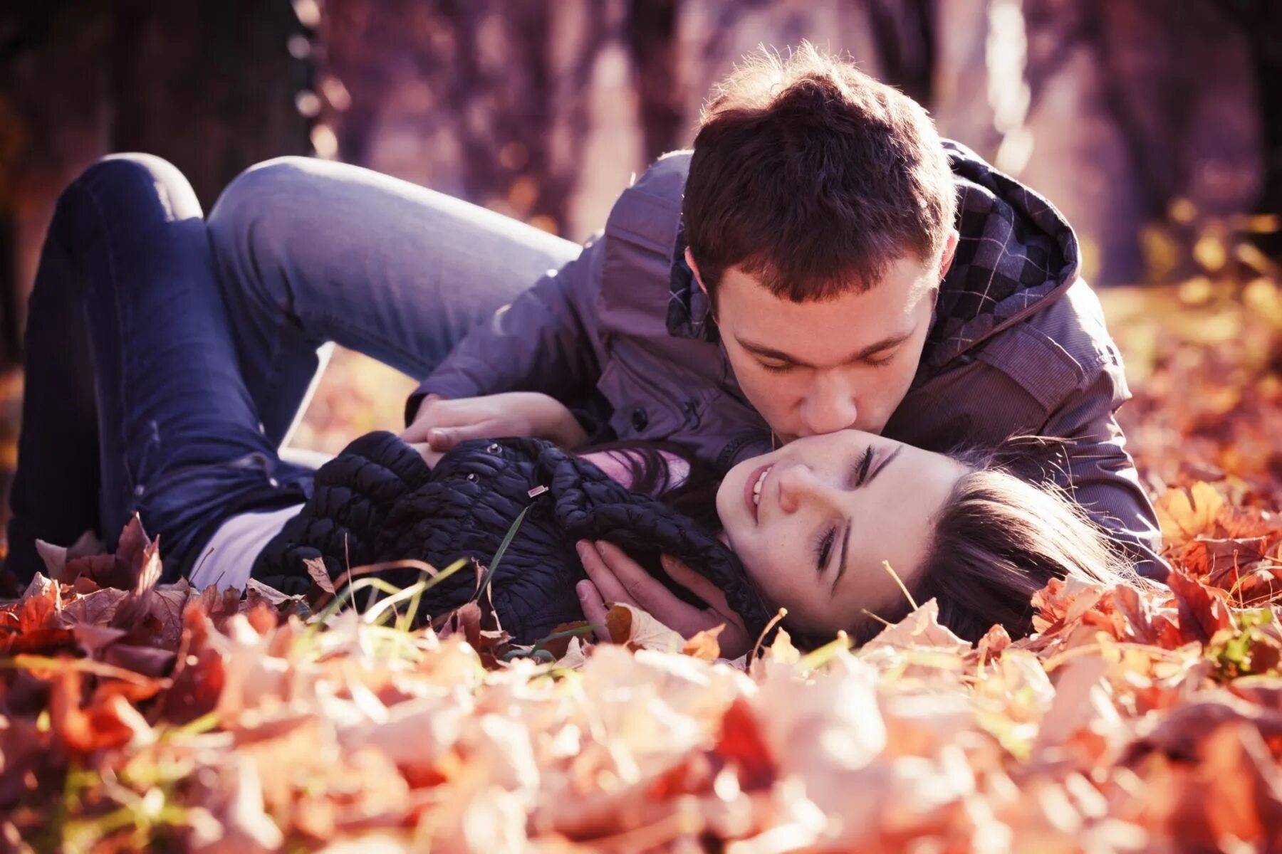 Мужчина и женщина осень. Осенняя романтика. Осенние фотосессии на природе для пары. Осень пара. Не 2 двое по 11