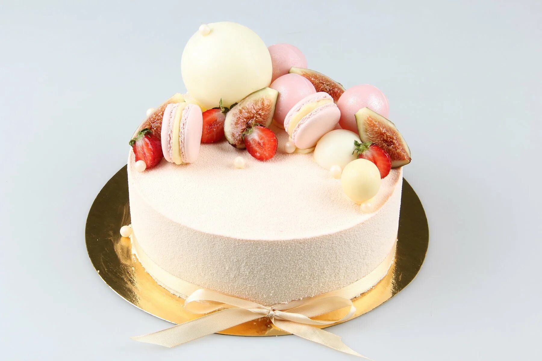 Сколько стоит муссовый торт 1 кг. Муссовый торт белый велюр. Муссовый торт пина Колада. Муссовый торт с макаронс. Муссовый торт декор ягодами.