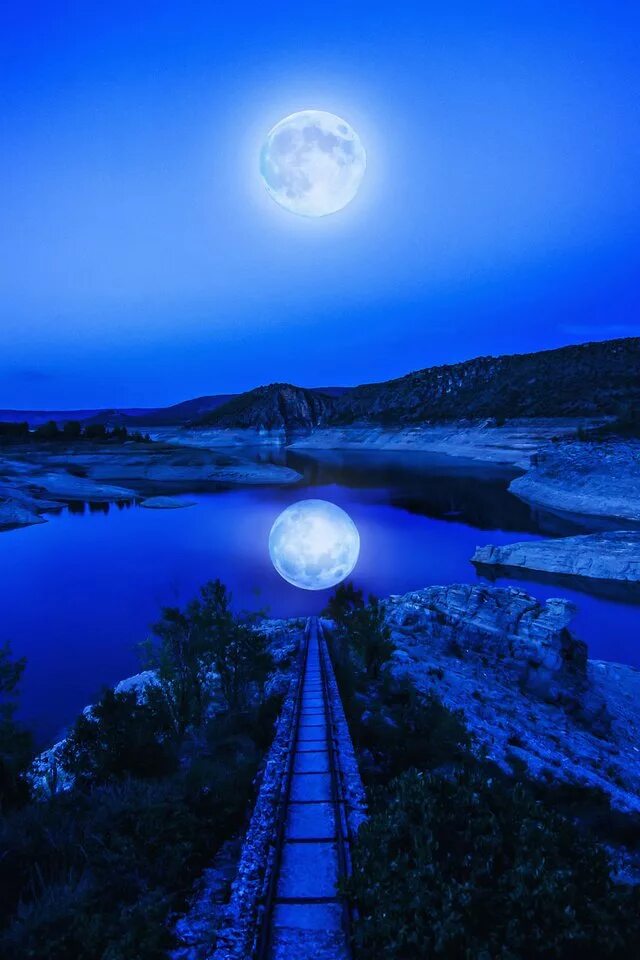 Лунный пруд. Отражение луны в воде. Отражение луны в воде. Дебюсси лунный свет картина. Луна над озером.