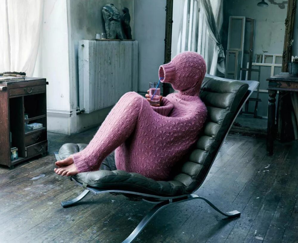 Связываем теплом. Человек в свитере. Странные вязаные вещи. Девушка в свитере.