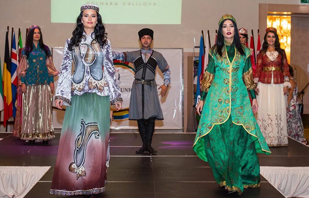 Азейбарджан национальный костюм. Чахчур азербайджанский национальный костюм. Традиционный костюм азербайджанцев. Азербайджанские платья. Одежды азербайджана