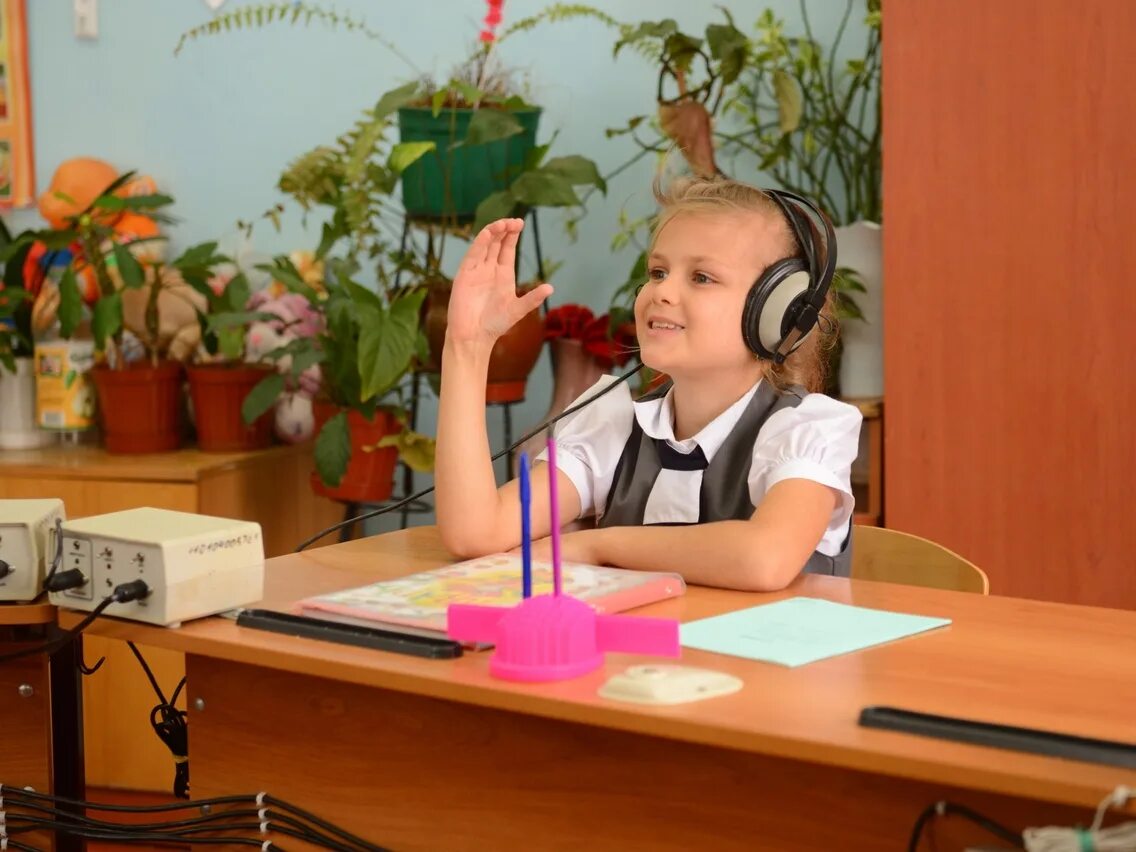 Слабослышащие учащиеся. Дети с нарушением слуха.. Дети с нарушением слуха в школе. Школа для слабослышащих. Слабослышащие дети в школе.
