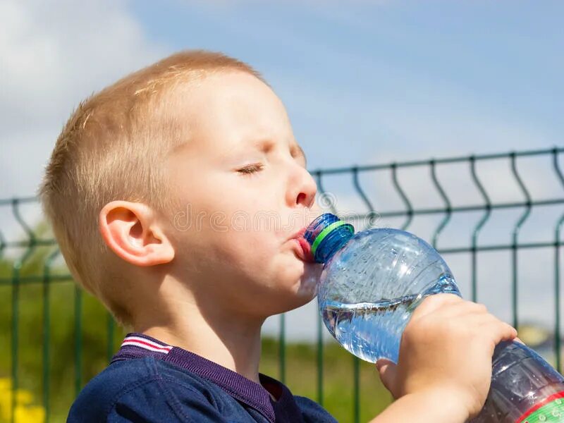 Ребенок год не пьет воду. Мальчик пьет. Ребенок пьет воду жажда. Мальчик пьет воду. Малыш пьет воду.