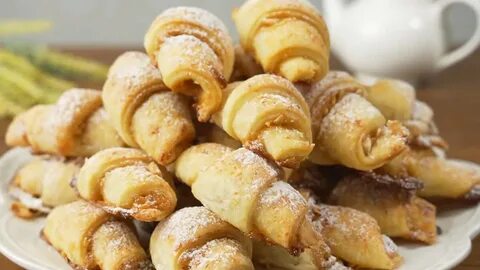 Рогалики из слоеного теста с вареной сгущенкой